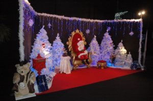 Décors de noel avec chaises,lumières, moquettes