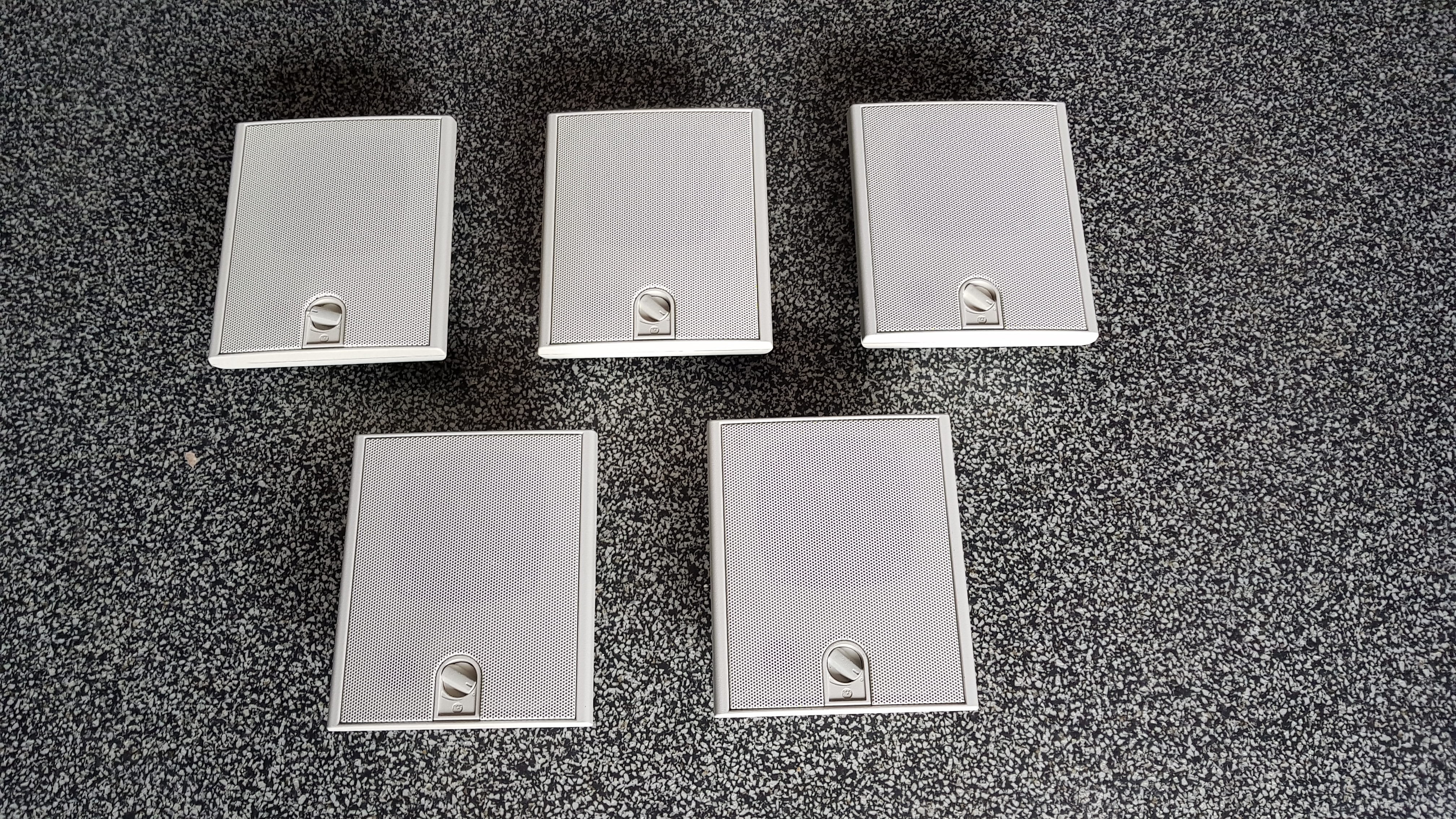 Lot de 5 enceintes 100 vols RCF discrete et réglables pour sonorisation maison magasin