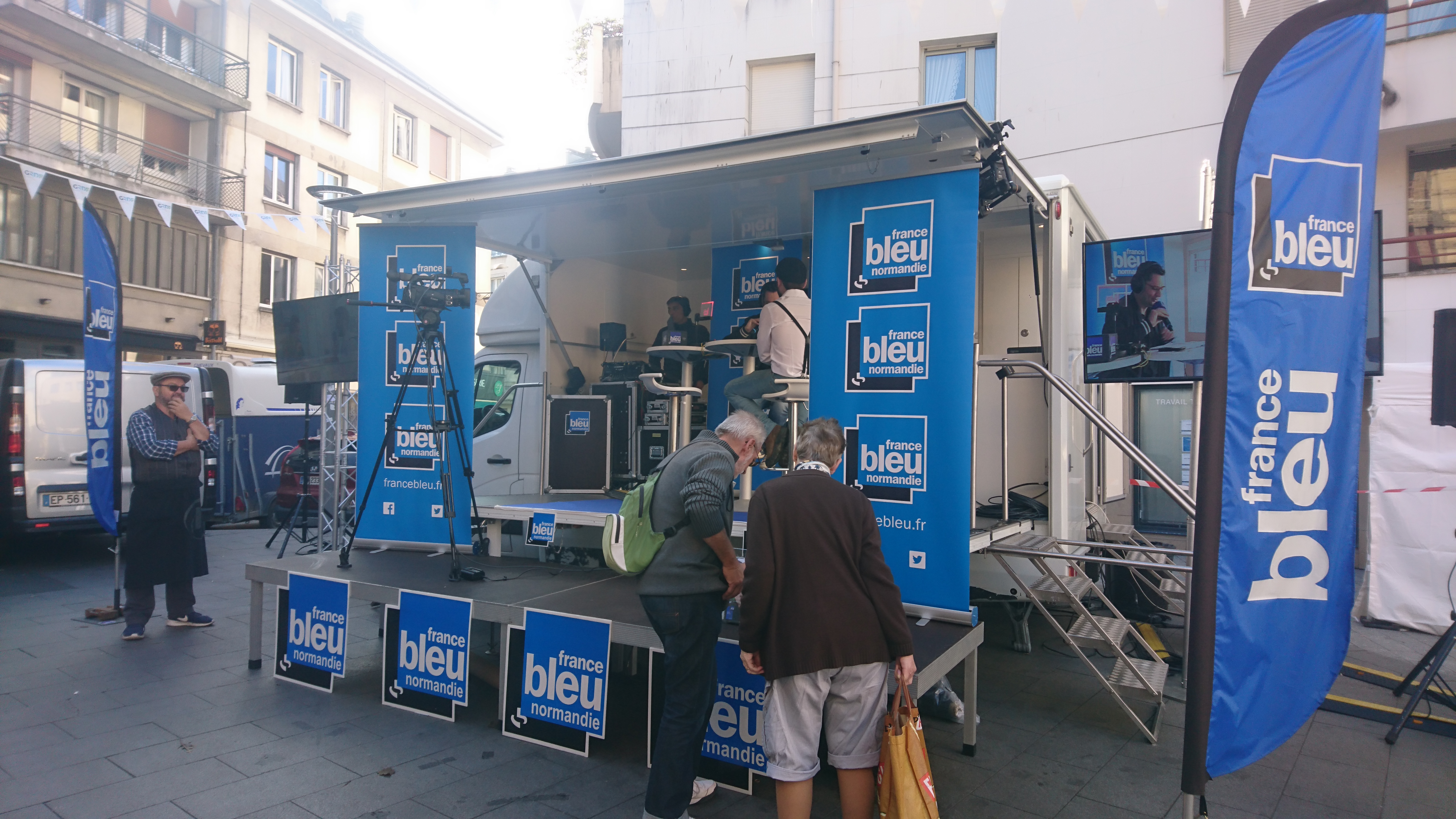 CAMION PODIUM SONORISE AVEC PLATEAU , ECRANS