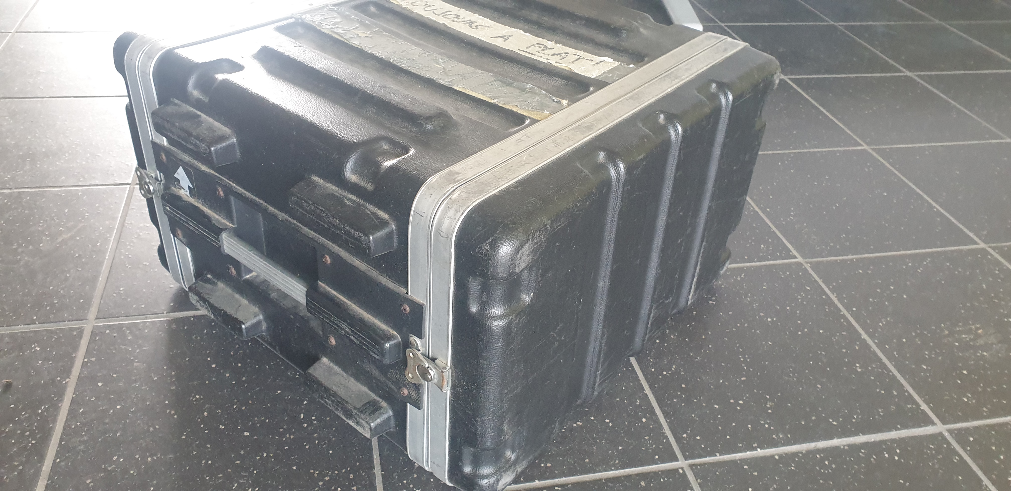 FLY CASE SKB